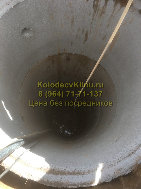 Чистка колодца в деревне